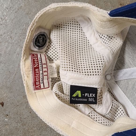 Vancouver Canucks Hat - Picture 2 of 4